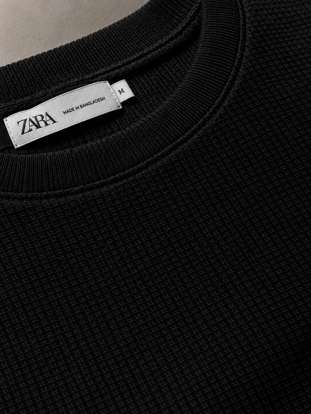 Detalhe da Camiseta Canelada Zara preta