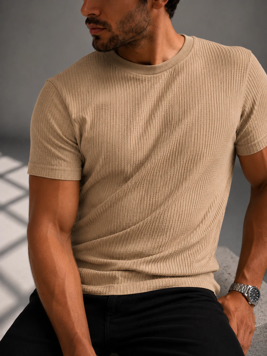 Camiseta Canelada Zara areia em look sentado