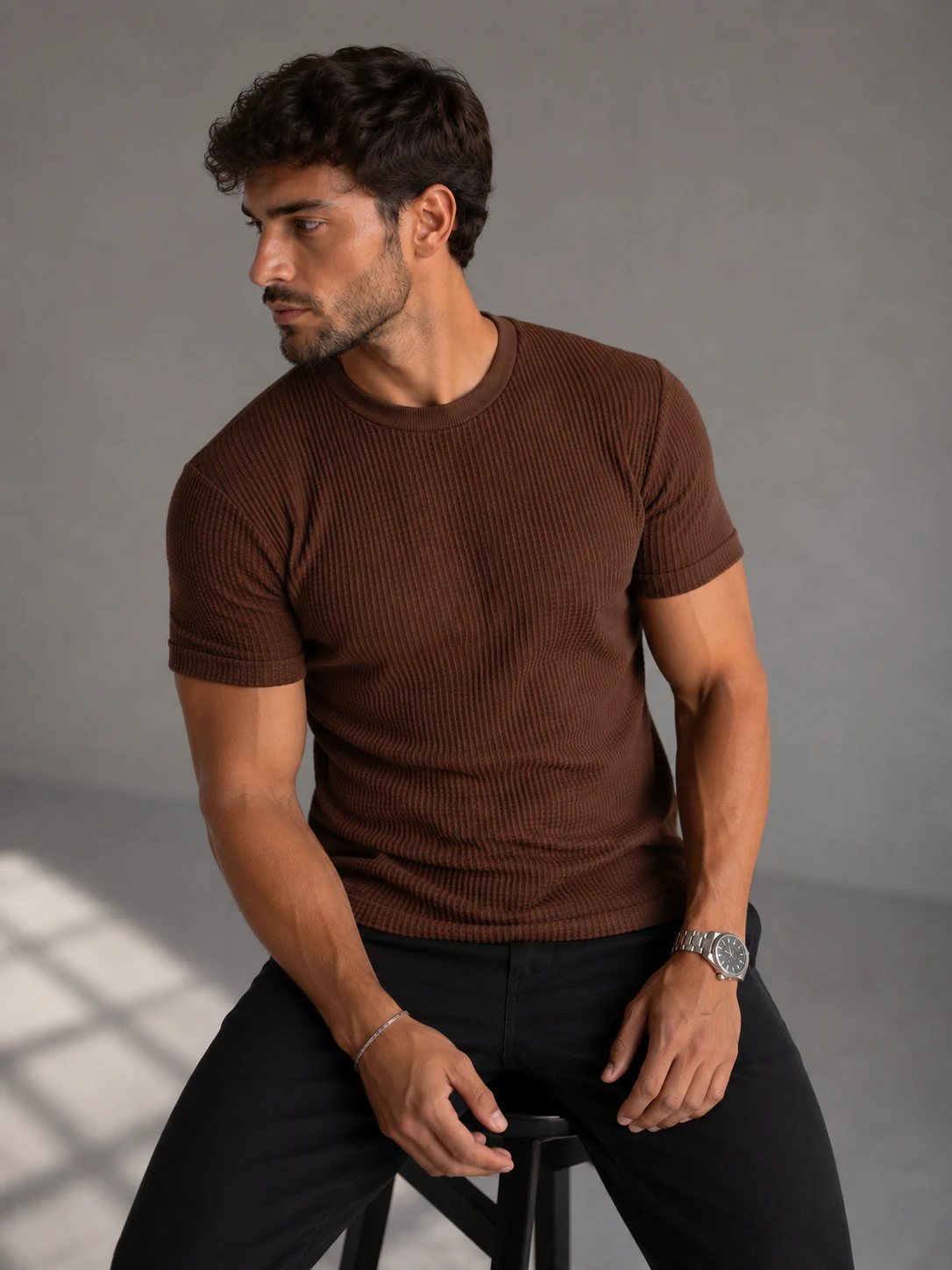 Camiseta Canelada Zara marrom em look sentado