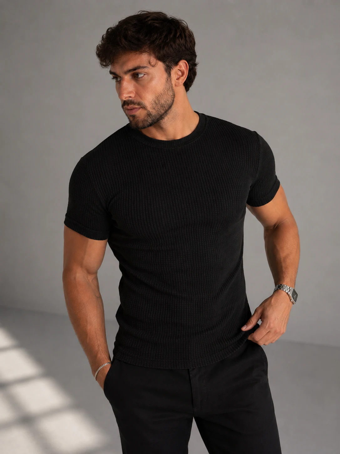 Camiseta Canelada Zara preta em look sentado