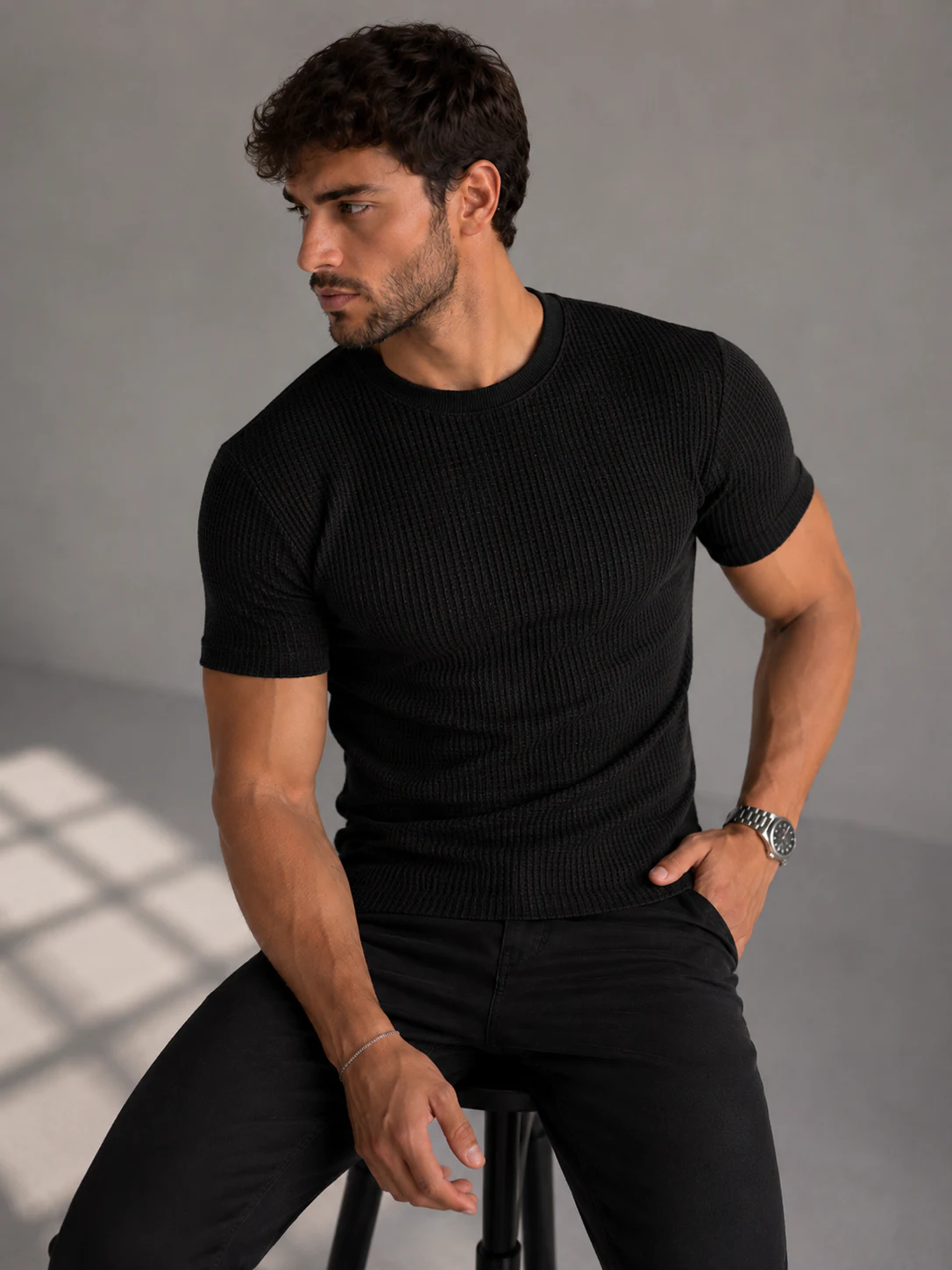 Camiseta Canelada Zara preta em look masculino