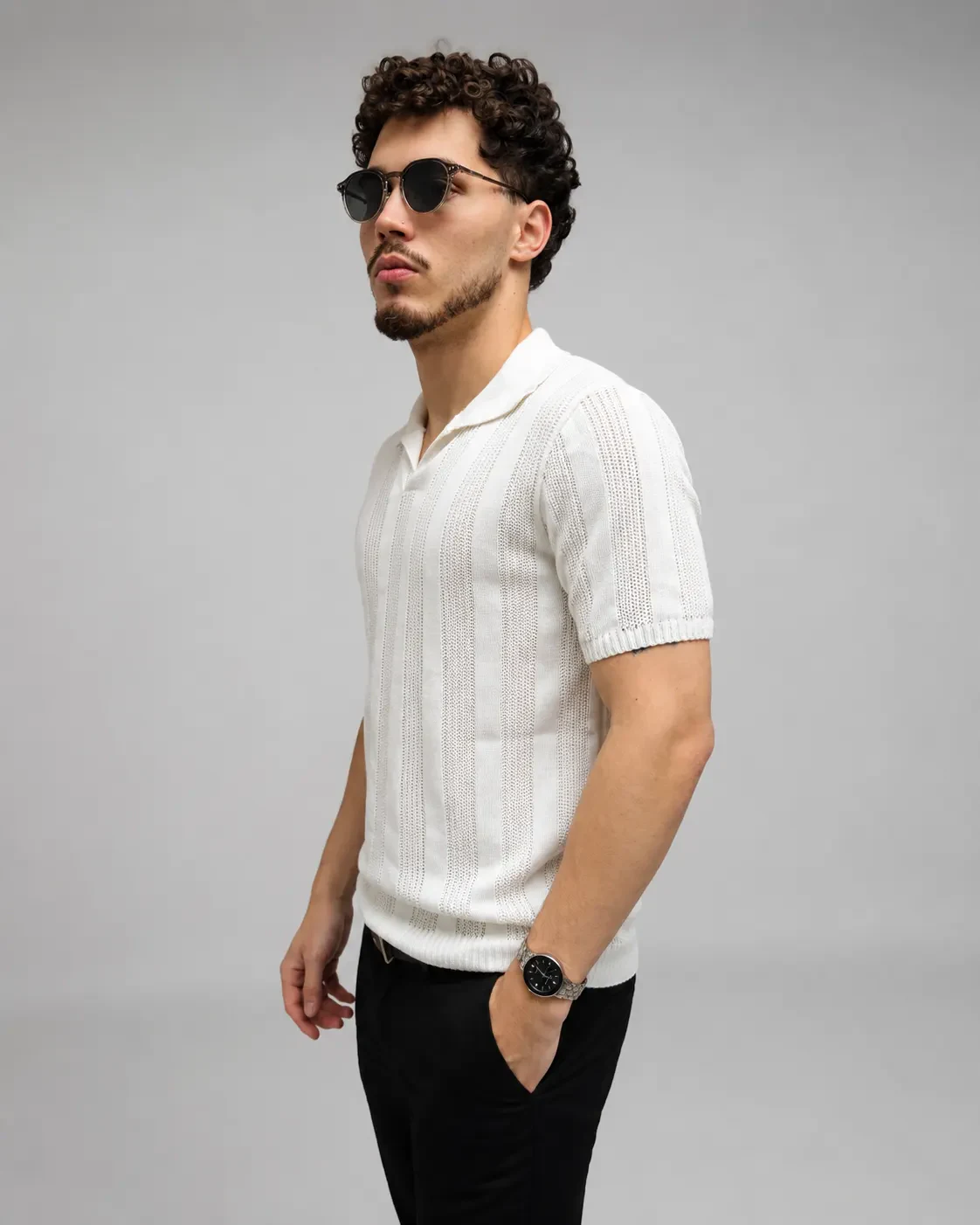 Polo Tricot Off-White em ângulo lateral