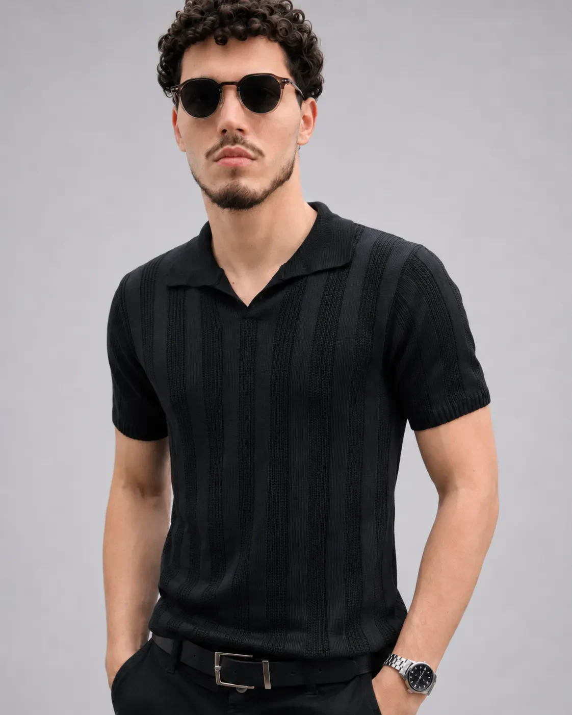 Detalhe frontal da Polo Tricot Preta