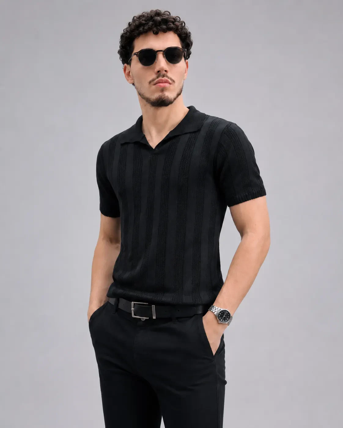 Polo Tricot Preta em look frontal