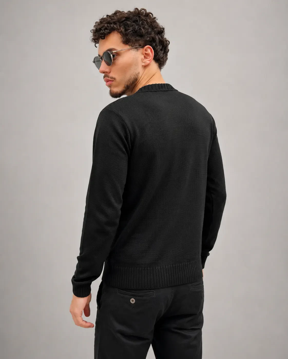 Suéter Tricot Minimal Preto costas em ângulo