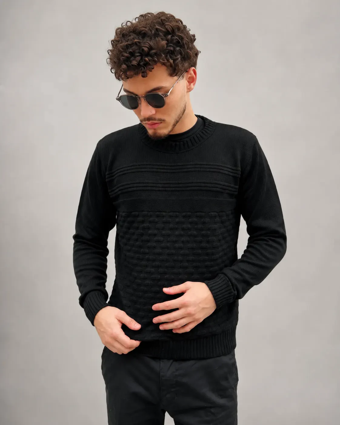 Suéter Tricot Minimal Preto em look frontal