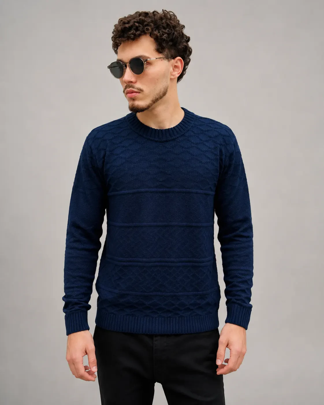 Suéter Tricot Texturizado Azul Marinho em look frontal