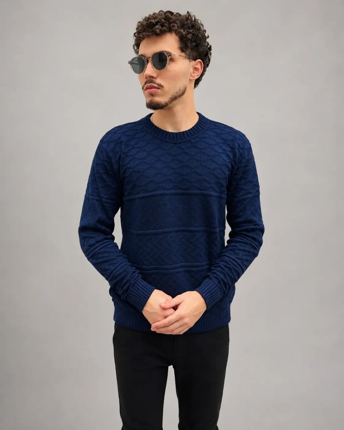 Suéter Tricot Texturizado Azul Marinho em look masculino