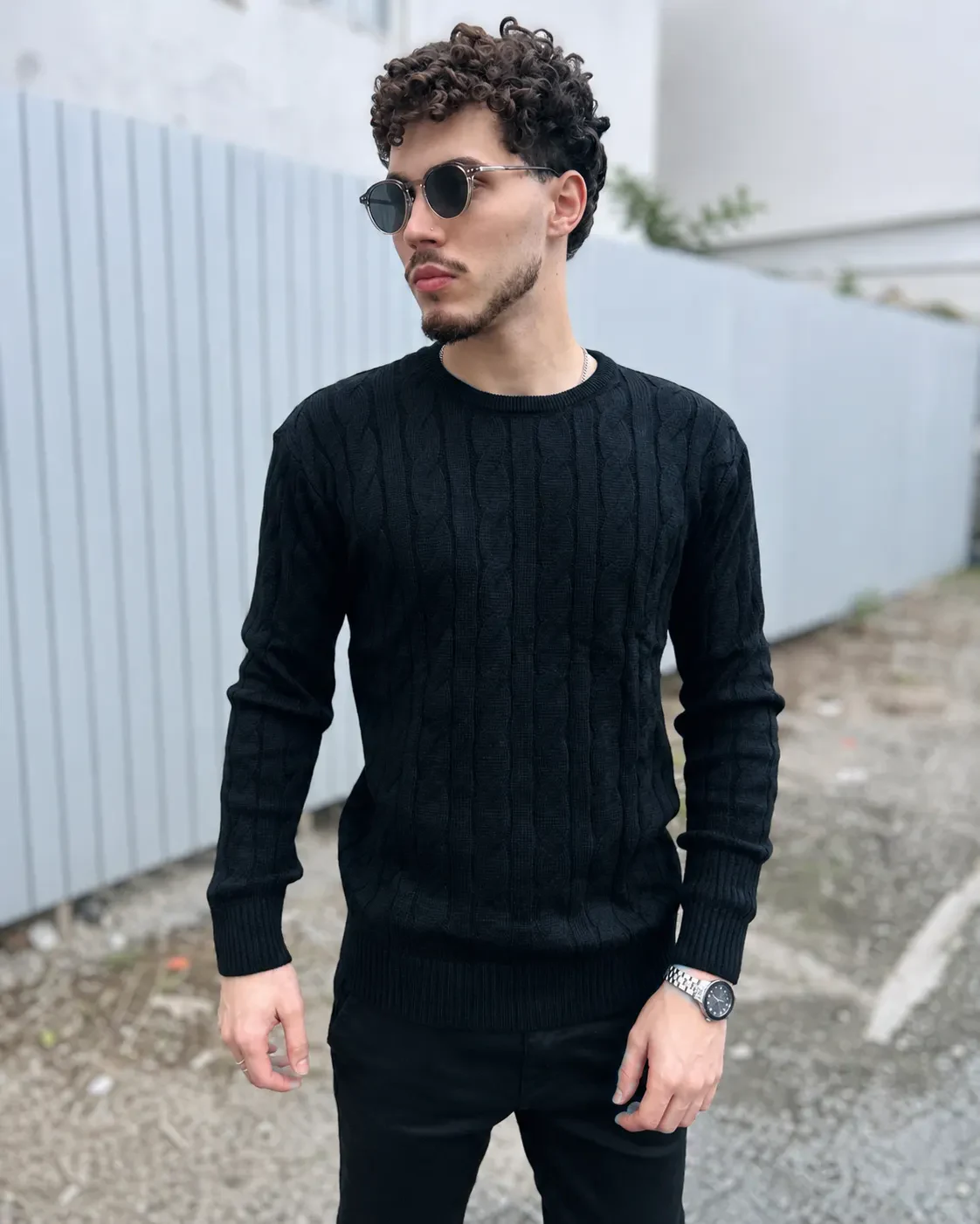 Suéter Tricot Trançado Preto em look frontal