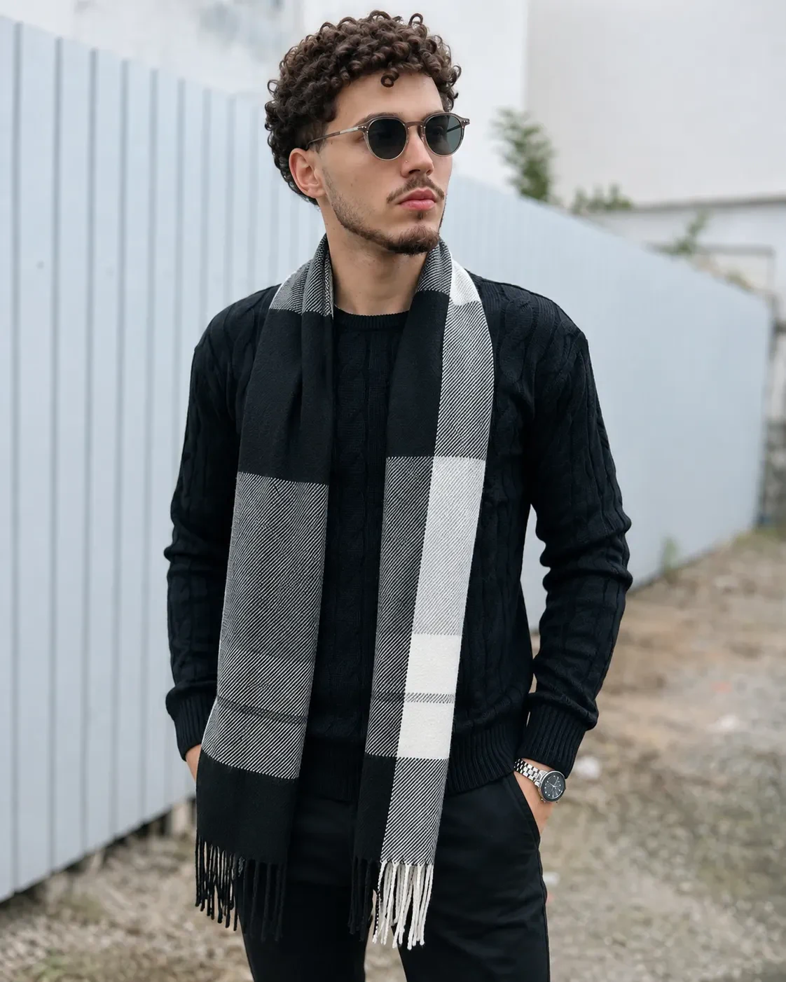 Suéter Tricot Trançado Preto em composição de inverno