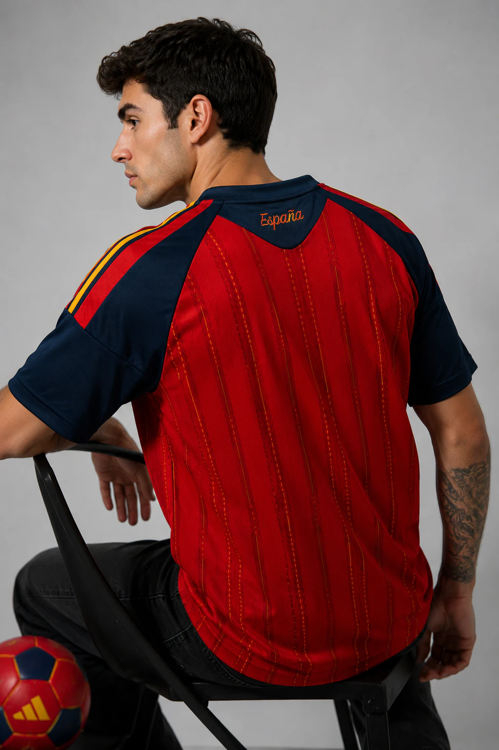 Camisa Espanha versão jogador em composição lifestyle