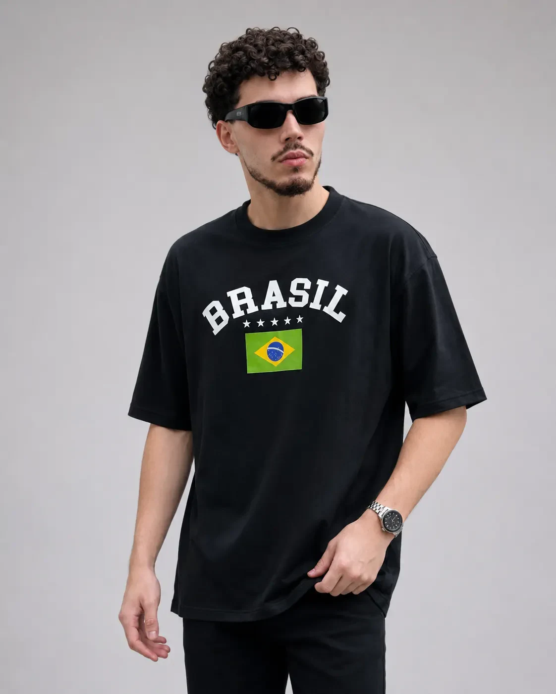 Camiseta Oversized Brasil preta em look masculino