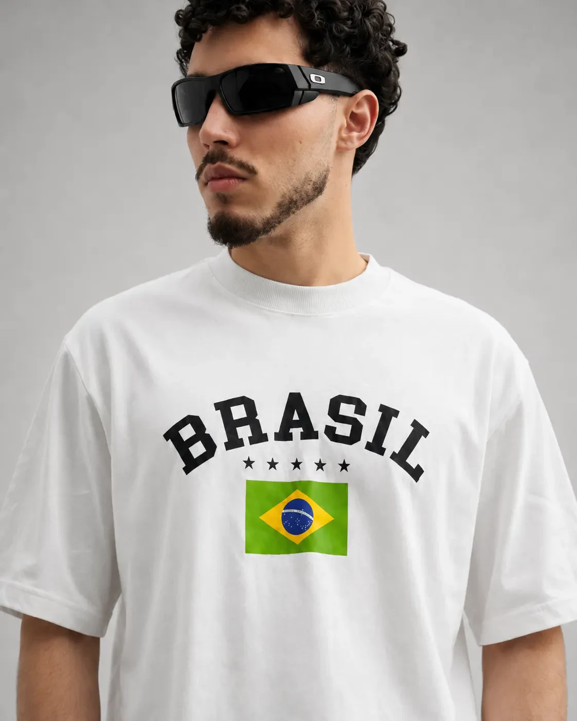 Detalhe frontal da Camiseta Oversized Brasil off-white