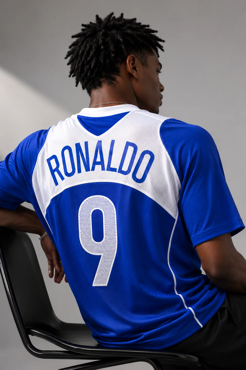 Camisa Brasil retrô azul Ronaldo 9 em composição lifestyle