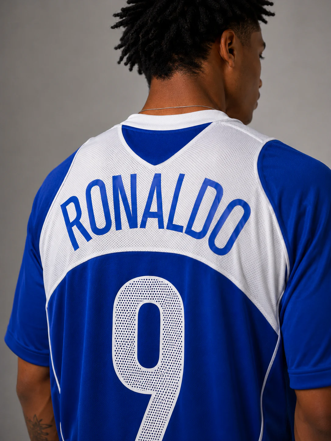 Detalhe das costas da Camisa Brasil retrô azul Ronaldo 9