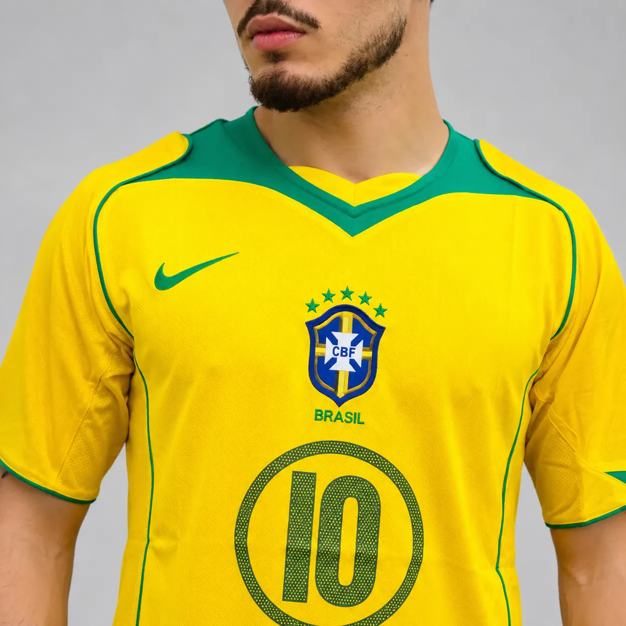 Detalhe frontal da Camisa Brasil Retrô Ronaldinho 2006