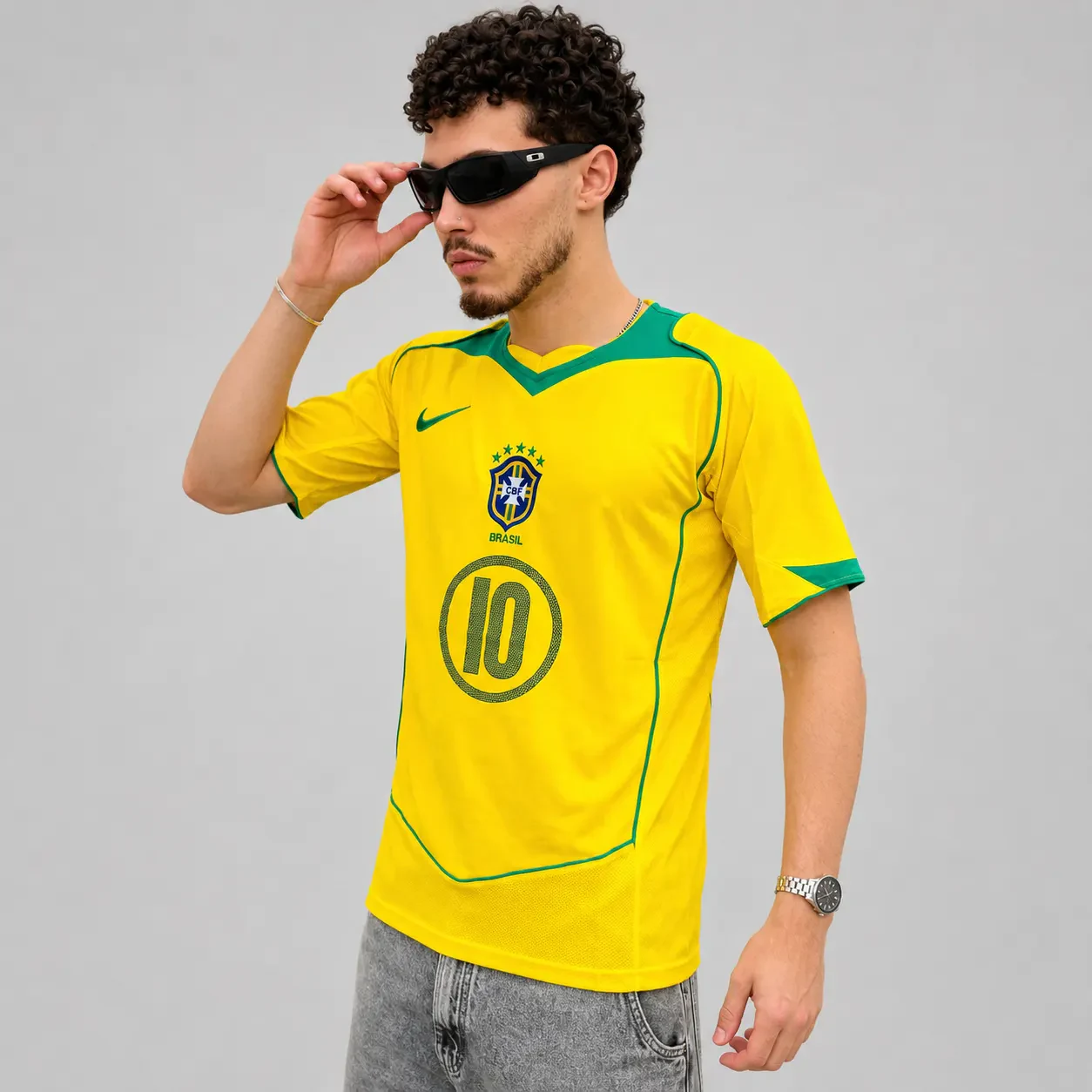 Camisa Brasil Retrô Ronaldinho 2006 em look masculino