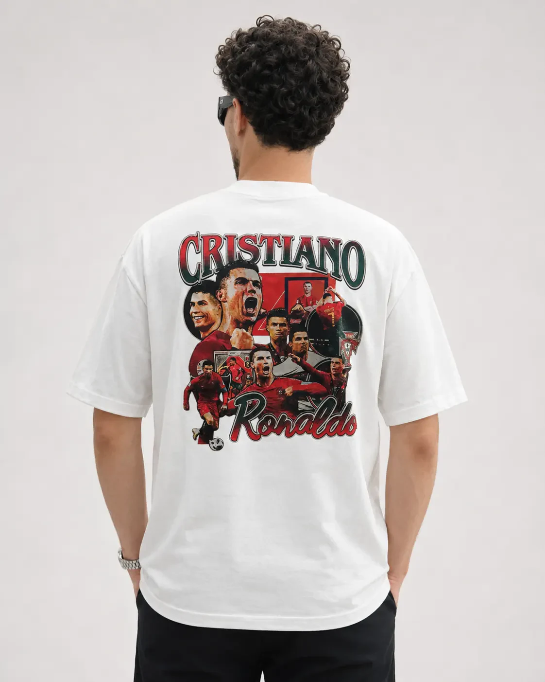 Camisa CR7 off-white costas em estúdio