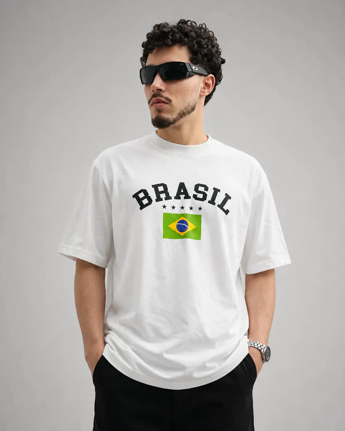 Camiseta Oversized Brasil off-white em look masculino