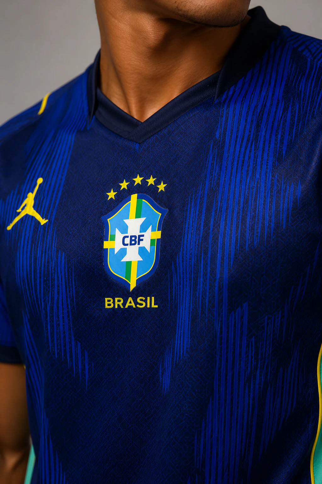 Detalhe frontal da Camiseta Brasil versão jogador azul