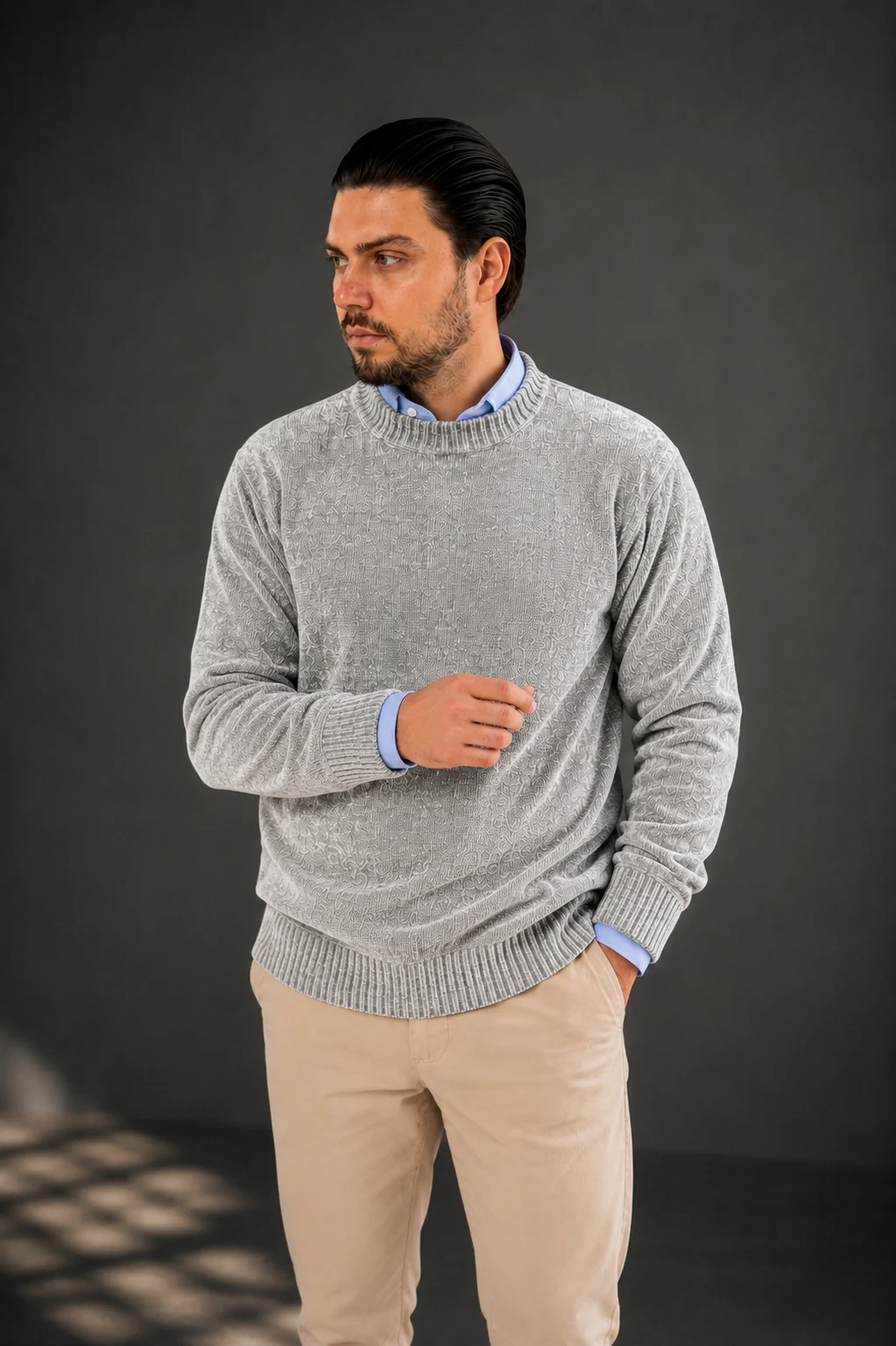 Suéter Chenille Zara cinza claro em look masculino