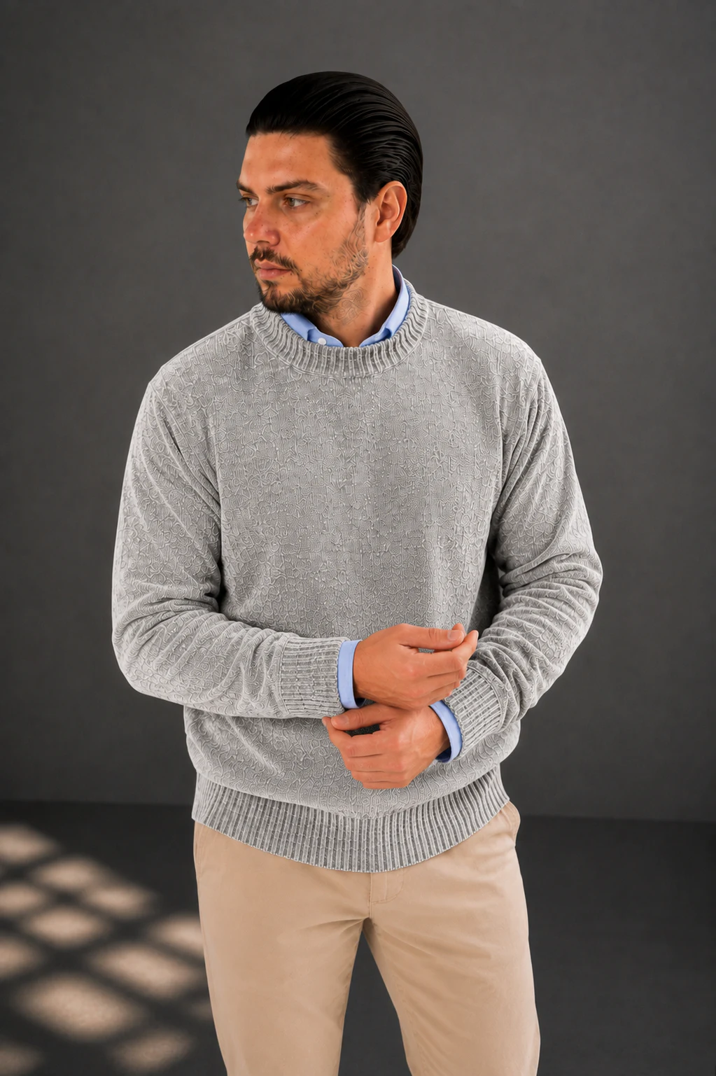 Suéter Chenille Zara cinza claro em pose editorial