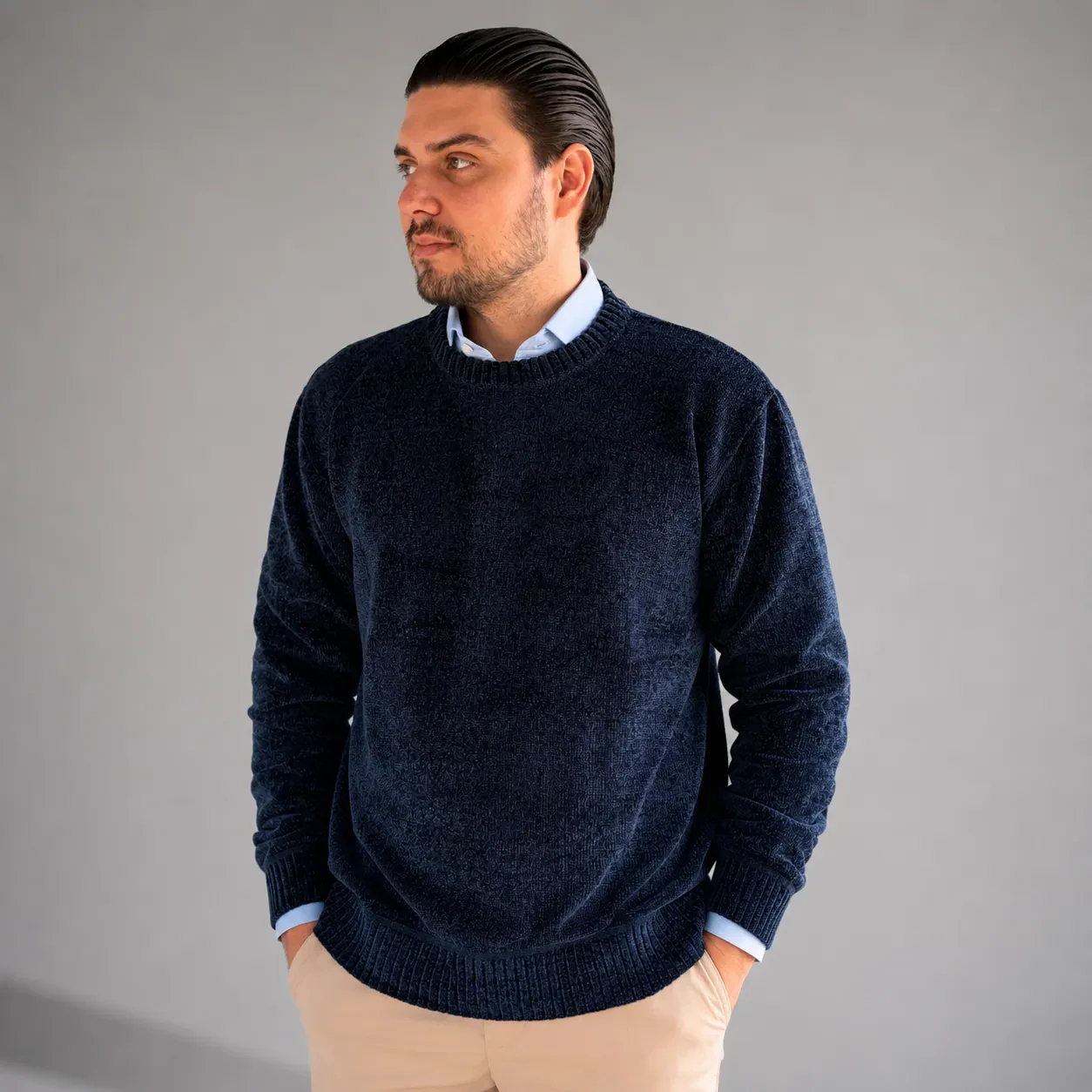 Suéter Chenille Zara azul marinho em pose editorial