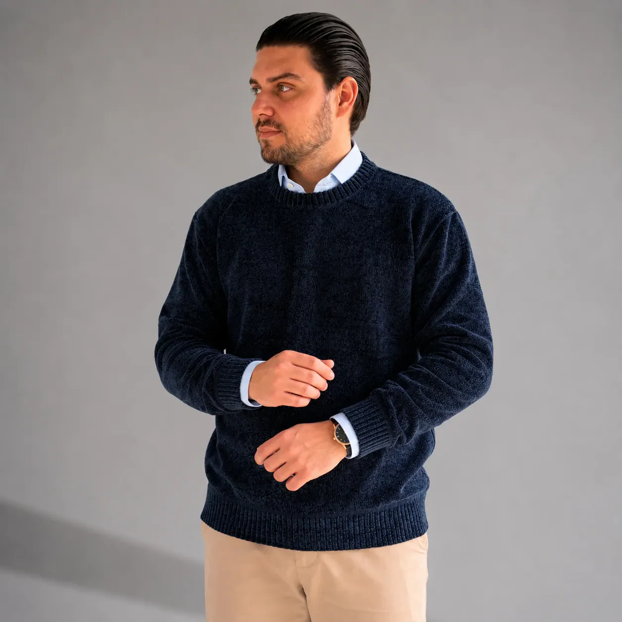 Detalhe de punho do Suéter Chenille Zara azul marinho