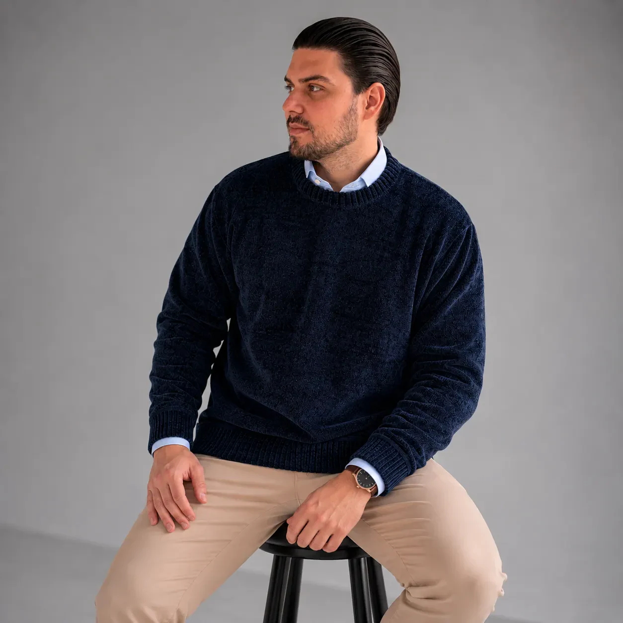 Suéter Chenille Zara azul marinho em look sentado