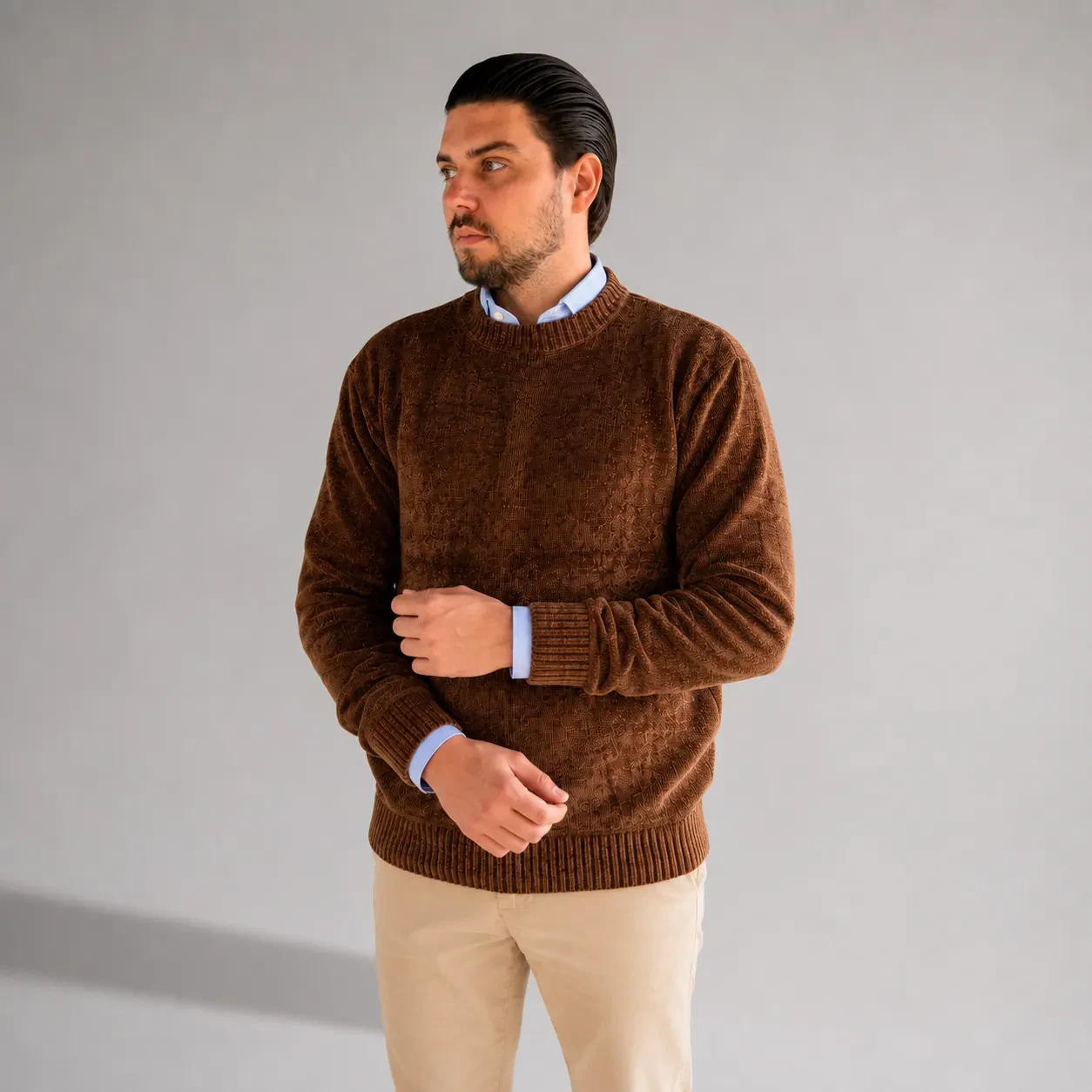 Suéter Chenille Zara caramelo em pose editorial