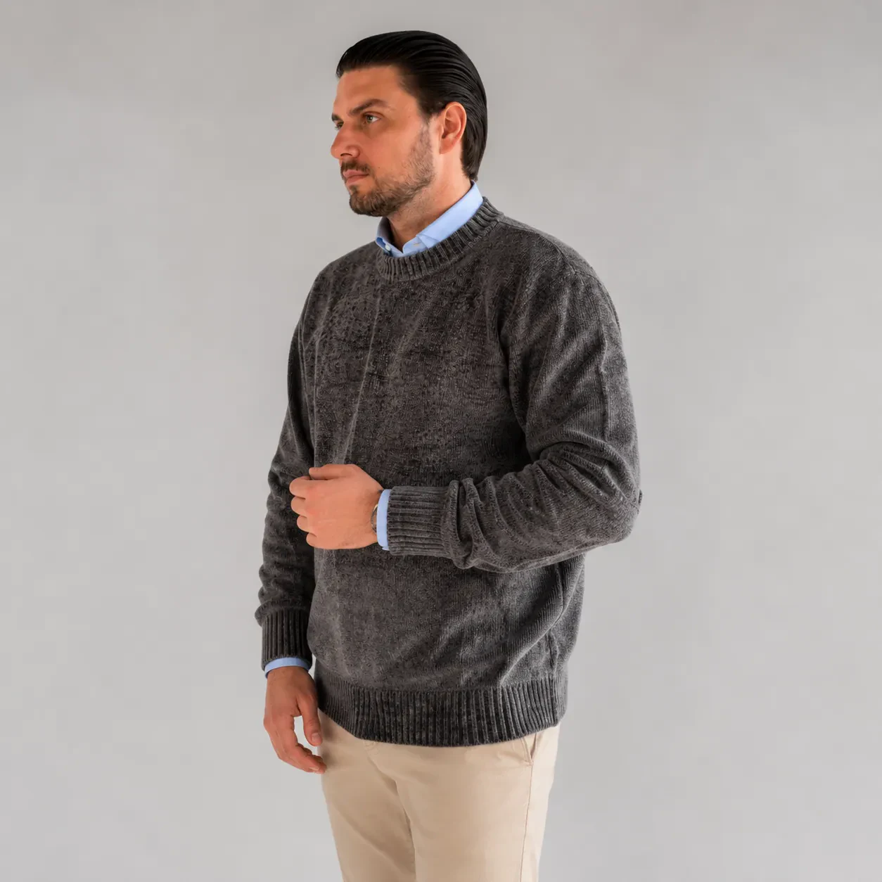 Suéter Chenille Zara cinza mesclado em pose editorial