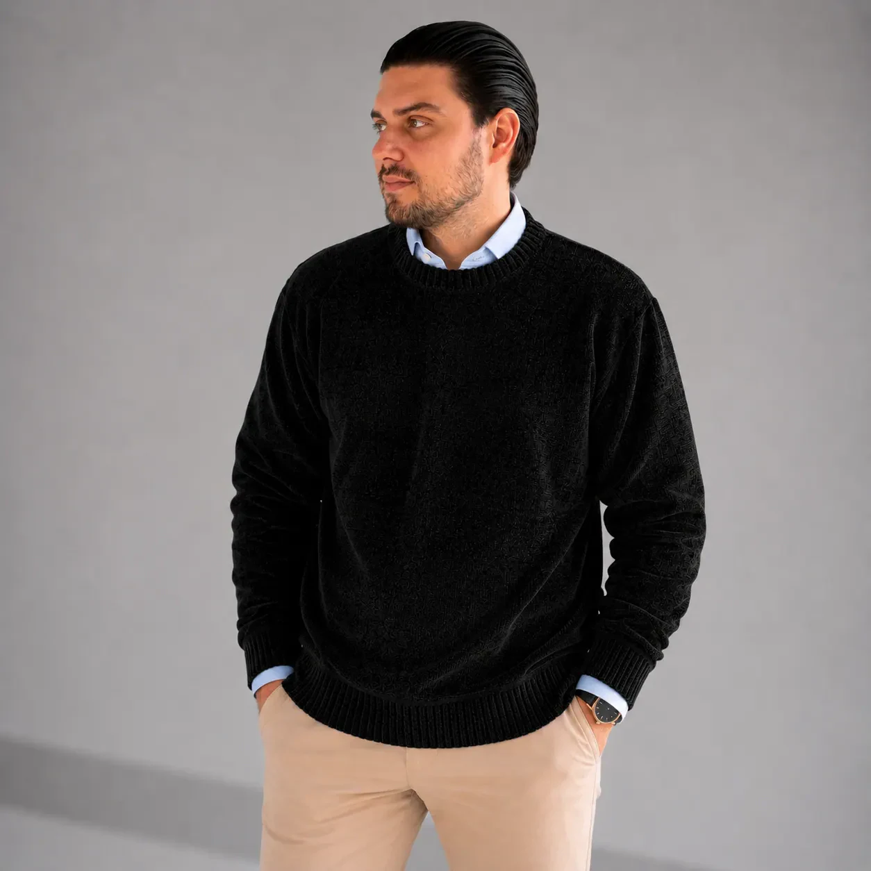 Suéter Chenille Zara preto em pose editorial